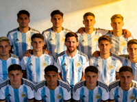 阿根廷国家队全体球员合影，梅西站在中央