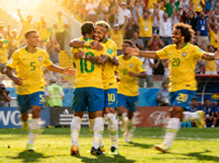 巴西国家队庆祝进球，内马尔与队友拥抱