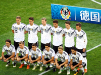 德国国家队赛前合影，球员们表情严肃