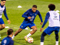 法国国家队训练场景，姆巴佩带球突破